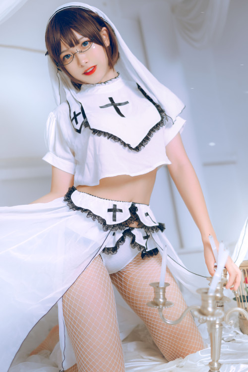 Read more about the article Cosplay 兔玩映画 白色修女