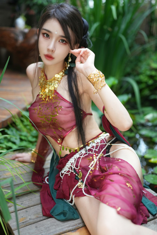 Read more about the article Cosplay 余多多Dudu 妲己的古风诱惑力